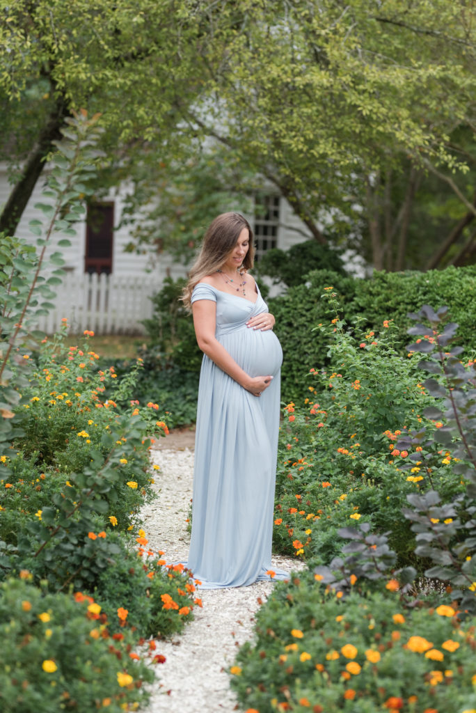 colonial williamsburg maternity session